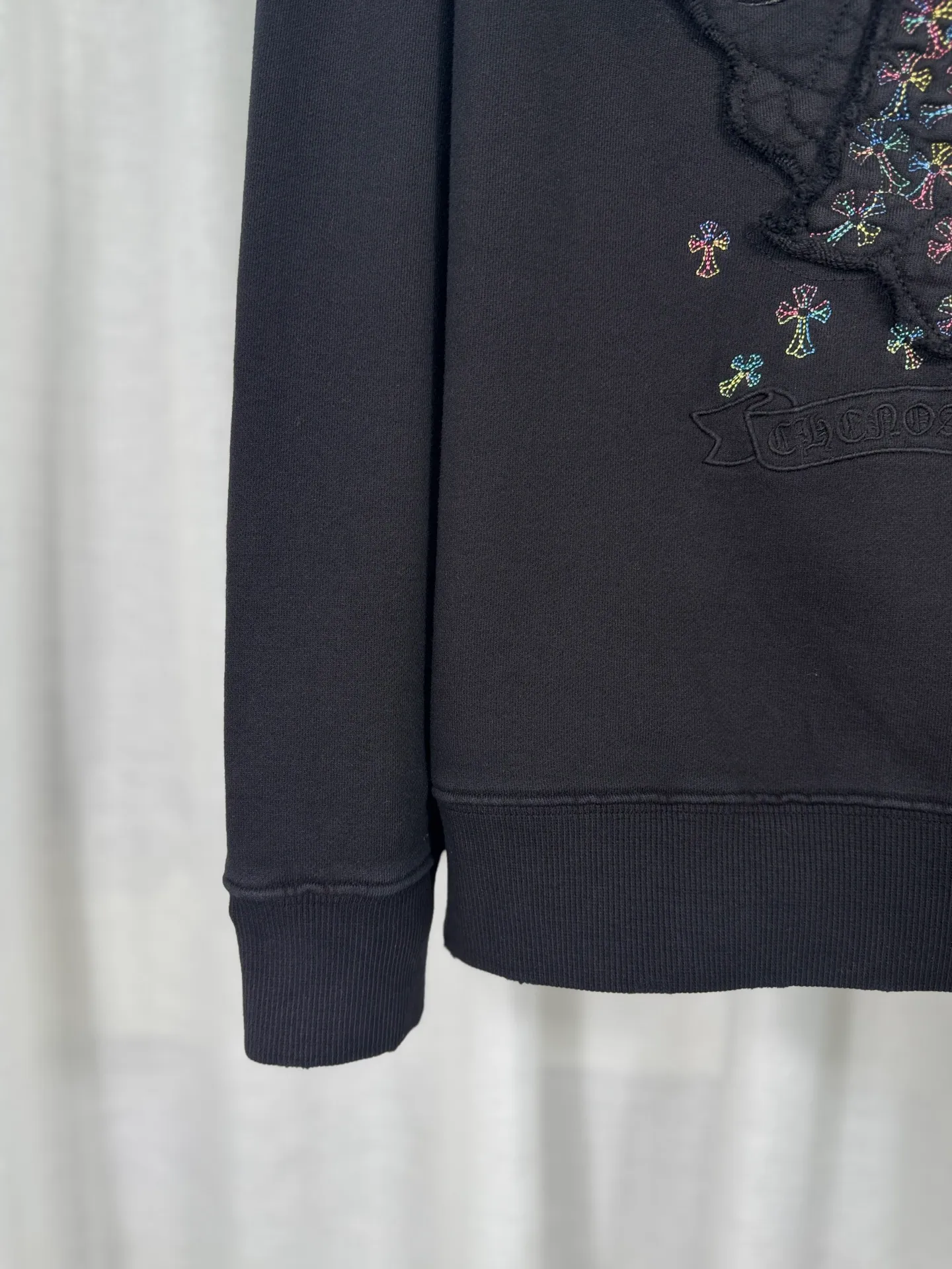 P270 top version, real shot without P, ​​different from market currency) 𝗖𝗵𝗿𝗼𝗺𝗲 𝗛𝗲𝗮𝗿𝘁𝘀/Cro Xin 2025 Bi Wen Dyed and Worn Autumn and Winter New Original Single Counter American Laser Burnt Bi Wen Dyed and Worn Couple Casual Sweater 👑The highest version! Customized fabric 430g tripe terry fabric! American acid washed distressed original denim with burnt flowers ✟appliqué embroidery and exquisite embroidery of letters! The best-selling model in the counter, very comfortable to wear. Accessories: original molded and authenticated collar label➕100% silk wash label. Genuine purchase-grade original hangtag➕matching hanging rope➕3D hanging beads➕original packaging bag. Craftsmanship: The original version has consistent wiring! The highest version of the armhole matching technique! Color: White Black Size: S M L XL Style No.: 9327